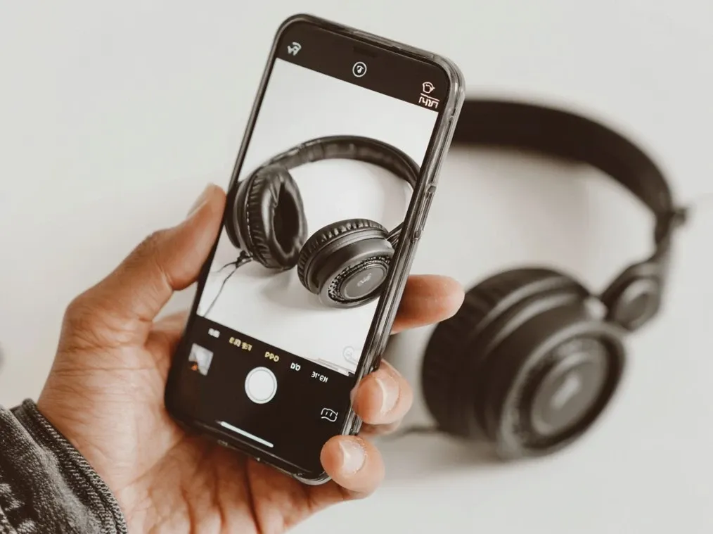 Using a smartphone to photograph auction items