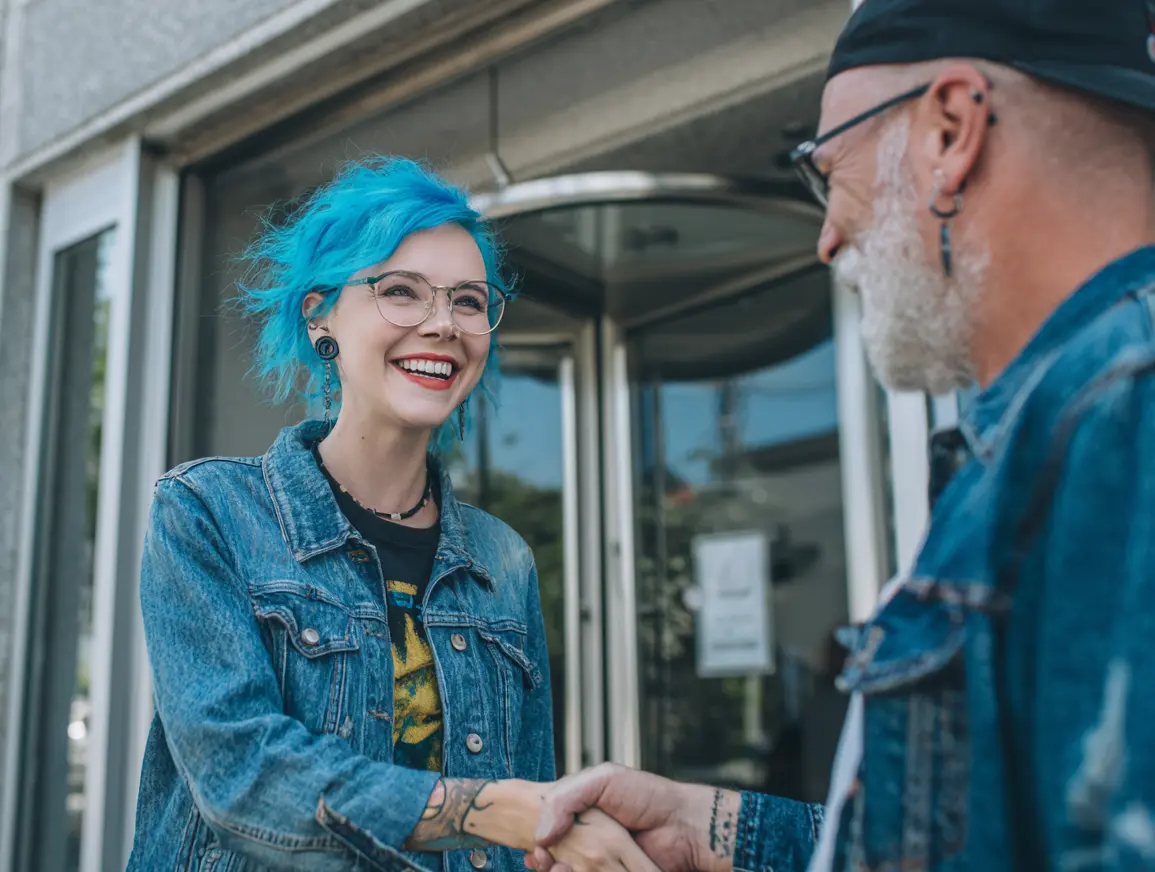 Influencer helping with charity event